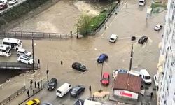 Adana'da yağmur hayatı felç etti