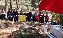 Öğrenciler, şehit polis memurunun kabrini ziyaret etti