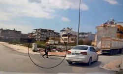 Kaldırımda yürüyen kadının boynundaki kolyeyi çalarak kaçtı