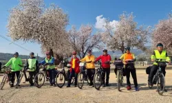 Güneşi gören bisikletçiler doğa gezisine çıkıyor