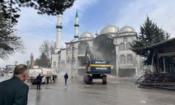 Depremde hasar alan 43 yıllık cami kontrollü şekilde yıkıldı