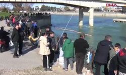 Adana’da sazan avı yasağına rağmen köprüde oltacıların yoğunluğu Galata’yı andırdı