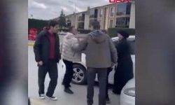 Kavşakta sürücüler arasında tekmeli yumruklu kavga: 2 kişi yaralandı