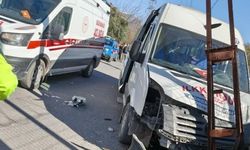 Öğrenci servisi elektrik direğine çarptı