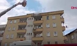 Yemek hazırlarken ev alev aldı