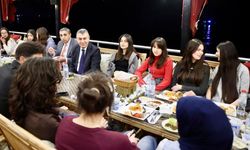 Mersin Valisi Toros öğretmen ve öğrencilerle bir araya geldi