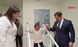 Depremzede Zeynep, protez bacakla yeniden yürümeye başladı