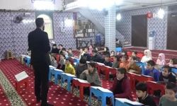 Ramazan’da gönül köprüsü: İmam ve çocuklar sokak sokak çiçek dağıttı