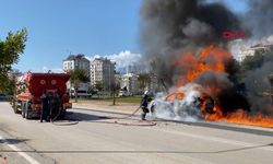 Alev alan otomobilindeki kedisini son anda kurtardı
