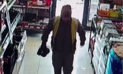 Temizlik yapıldığını görünce, ayakkabılarını çıkarıp markete girdi