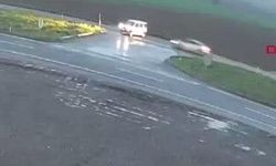 Otomobil ve hafif ticari araç çarpıştı, kaza anı kamerada