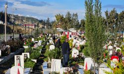 Deprem şehitliğinde hüzünlü bayram ziyareti