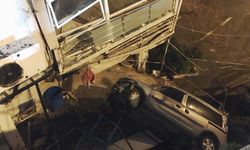 Hafif ticari araç 5 metre yükseklikten düştü: 1'i ağır, 2 yaralı