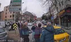 Trafikte yol verme kavgası: Taksici ile servis şoförü yumruk yumruğa