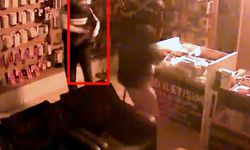 Kaldırım taşıyla kırdıkları vitrinden elektronik ürünleri çaldılar