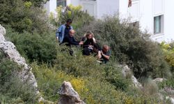 İnşaat işçileri kayalıktan düşen kadını sırtlarında taşıdı