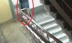 Kurye, sipariş getirdiği binaya idrarını yaptı