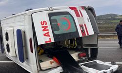 Adana'da lastiği patlayan ambulans devrildi