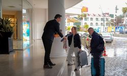 Marmaris'te turistler çiçeklerle karşılaşılandı