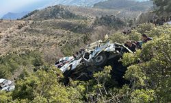 Mersin Anamur'da servis minibüsü uçuruma devrildi: 3 ölü, 11 yaralı