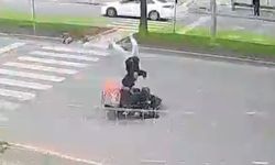 Mersin'de motokuryenin yaya geçidinde çocuğa çarptığı kaza kamerada: 1 yaralı