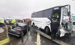 Polis servisi zincirleme kazaya karıştı: 30 yaralı