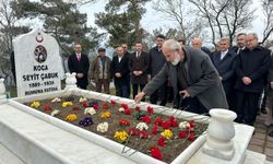 Seyit Onbaşı, mezarı başında anıldı