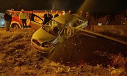 Sivas'ta otomobil bariyerlere çarptı: 2 yaralı