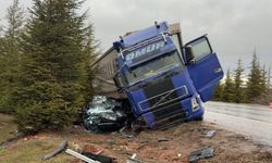 TIR’ın otomobile çarpıp sürüklediği kaza kamerada: 1 ölü, 2 yaralı