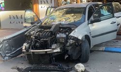 Akdeniz’de kontrolden çıkan araç sokağı birbirine kattı