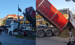 Caddede yük boşaltan hafriyat kamyonunun dorsesi trafik ışıklarına çarptı