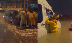 Minibüste mahsur kalan 4 kişiyi itfaiye kurtardı