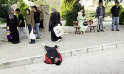 Uyuşturucu bağımlısı durak yanında uyuyakaldı