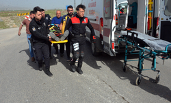 Babasından izinsiz aldığı otomobille polislere çarptı: 2 yaralı