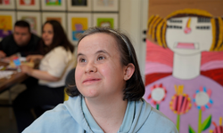 Özel gereksinimli ressam Ayla Sökemen'in mücadelesi "Çocuklar Gibi" belgeseliyle perdeye yansıyor