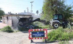 Akdeniz’de metruk yapılar birer birer yıkılıyor
