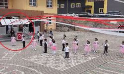 Anaokulu bahçesinde gösteri yapan öğretmen ve öğrencilerin üzerine tabela düştü; olay kamerada