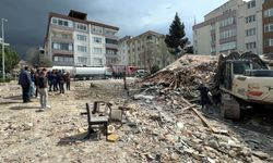 Avcılar'da kontrollü yıkım sırasında bina çöktü