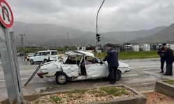 Silifke'de iki aracın karıştığı kazada 3 kişi yaralandı