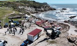 Adana'da sahil kenarındaki kaçak yapı yıkımları sürüyor