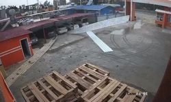 Tarsus’ta etkili olan rüzgar bir iş yerinin çatısını uçurdu