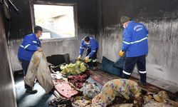 Belediye ekipleri yangın mağduru evi temizleyip tahliye etti
