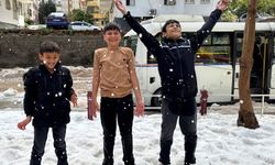 Adana'da nisan ayında çocukların kar topu keyfi