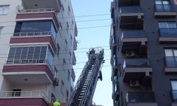Erdemli'de perdeyle 6. kattan sarkan kişi kurtarıldı
