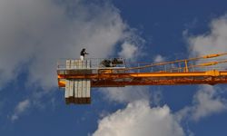 Maaşını alamayan vinç operatöründen intihar girişimi