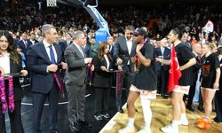 Bakan Bak, ÇBK Mersin’in şampiyonluk sevincine ortak oldu