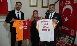 Galatasaray Spor Kulübü’den şehit annesine anlamlı forma hediyesi