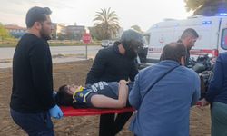 Manavgat’ta Otomobil ile Çarpışan Motosiklet 20 Metre Savruldu: 2 Yaralı