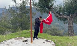 Yıpranan bayrağı fark eden öğrenci, yenisiyle değiştirdi