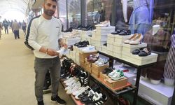 Elektrikli motosikletle geldiler: Ayakkabıları numarasına bakarak çaldılar